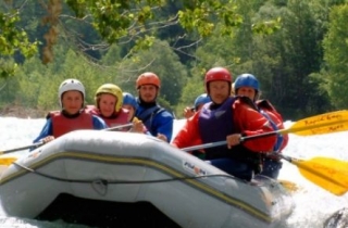  Rafting em família durante o verão 